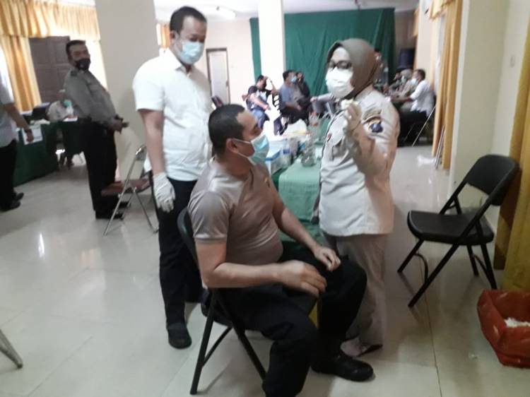 Kapolsek Medan Helvetia Menerima Suntikan Vaksin Covid - 19