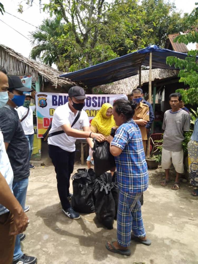 Ajak Lawan Covid-19, Satres Narkoba Polresta Deli Serdang Bagikan Sembako Kepada Masyarakat