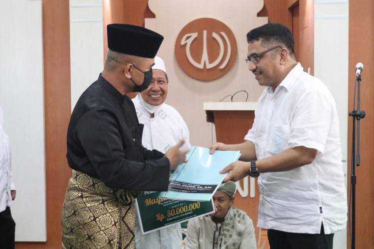 Walikota Medab Berikan Akte Koperasi dan Bantuan Dana Rehab Masjid Al-Aminin Medan Perjuangan