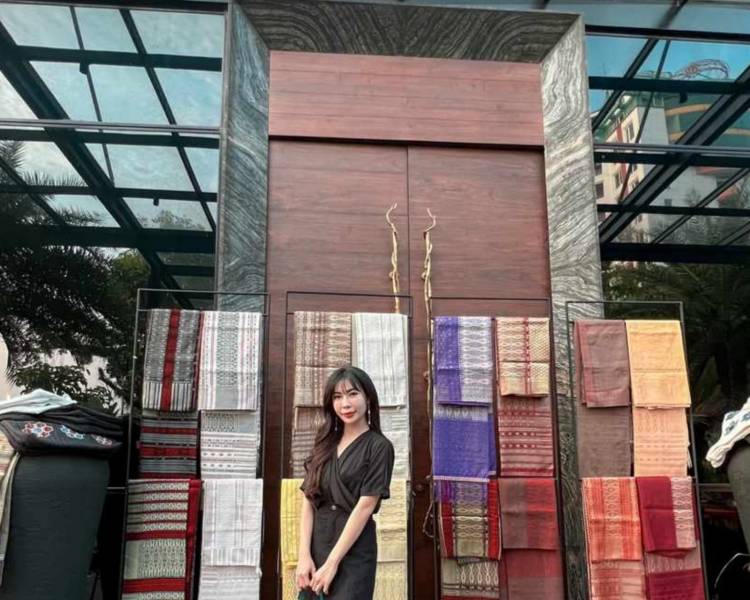 Mewakili Ketua KADIN Medan, Joey Gisela Johan Hadiri Peluncuran Buku The Batak Ulos