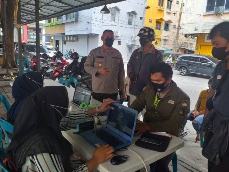 Disiplinkan Warga Patuhi Prokes, Polsek Medan Area Bagikan Masker di Pasar Sukaramai  