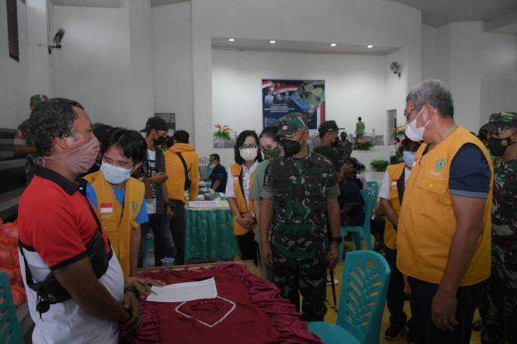 Tinjau Vaksinasi dan Penangkaran Mutiara di Malra, Pangdam Pattimura Berharap Tingkat Ekonomi Masyarakat Meningkat