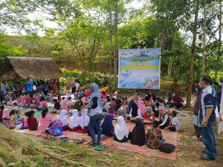 Pabrik Aqua Langkat Ajak Anak-anak SD dan Masyarakat Bersihkan Sampah di Sungai Kukam