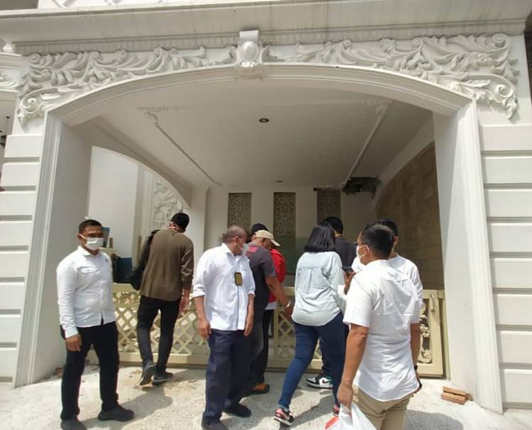 Polisi Segel Dua Rumah Mewah Milik Indra Kenz
