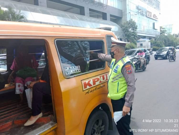 Polsek Medan Baru Bagikan Masker Kepada Pengguna Jalan di Jamin Ginting