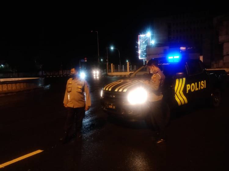 Antisipasi Gangguan Kamtibmas dan Ingatkan Warga Masih Ada Covid-19, Polsek Medan Baru Gelar Patroli Blue Light 