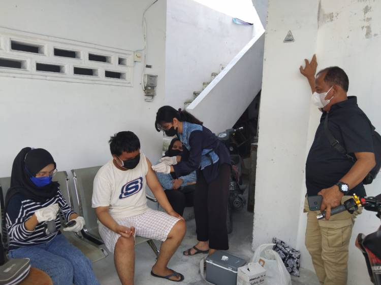 Redam Corona, Polsek Medan Baru Sambangi Warga untuk Vaksinasi Covid-19