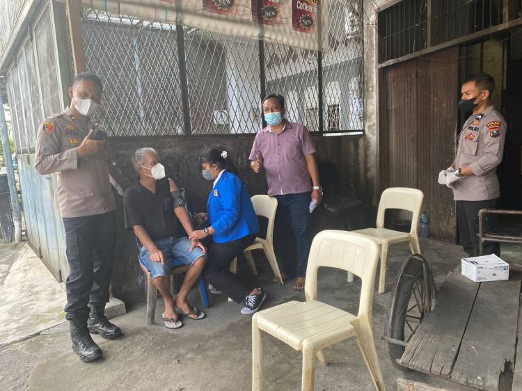 Tekan Penyebaran Covid-19, Polsek Medan Timur Datangi Rumah Lansia Berikan Vaksinasi