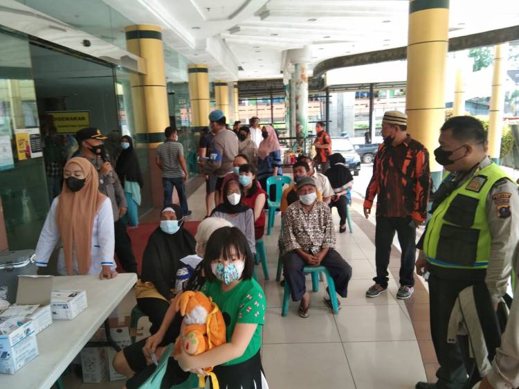 Kebut Vaksinasi, Polsek Medan Area Jemput Bola ke Rumah Warga Lansia 