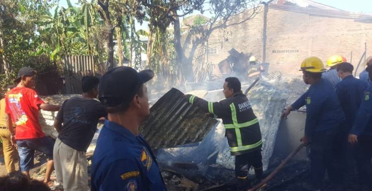  Rumah Semi Permanen di Jalan Pelajar Timur Hangus Terbakar 