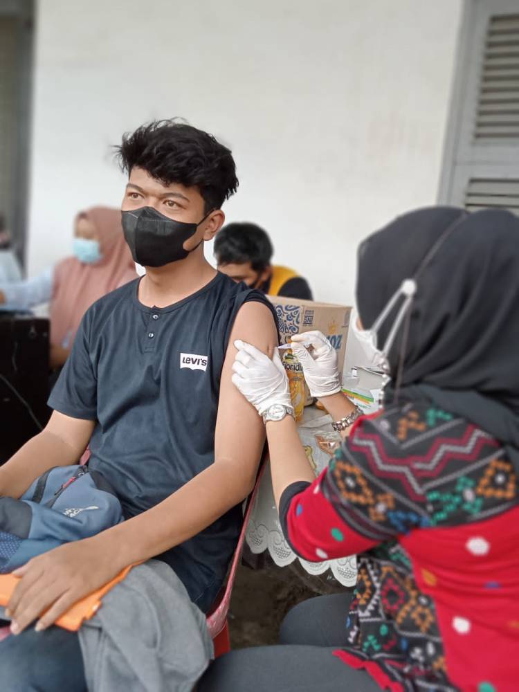 Putus Penyebaran Covid-19, Polsek Medan Area Gelar Vaksinasi Massal