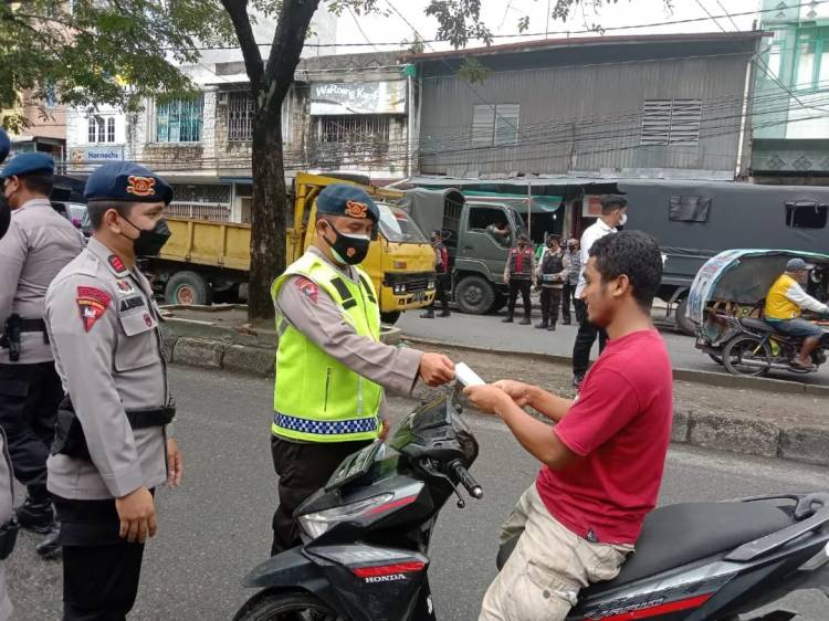 Pendisiplinan Prokes, Brimob Polda Sumut Bagikan Masker Kepada Warga