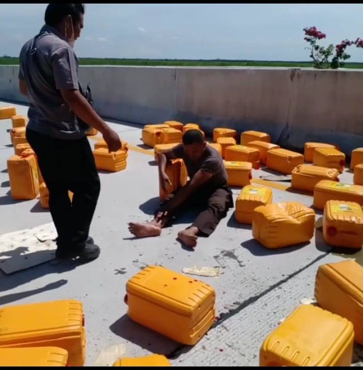 Truk Pengangkut Minyak Goreng Terbalik di Jalan Tol Medan-Stabat