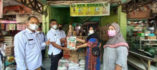 Pemko Medan Salurkan Bantuan ke Pedagang Terdampak Banjir di Pasar Titi Papan dan Labuhan