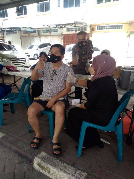 Kapolsek Medan Area Beri Semangat Kepada Warga Tidak Takut Divaksinasi
