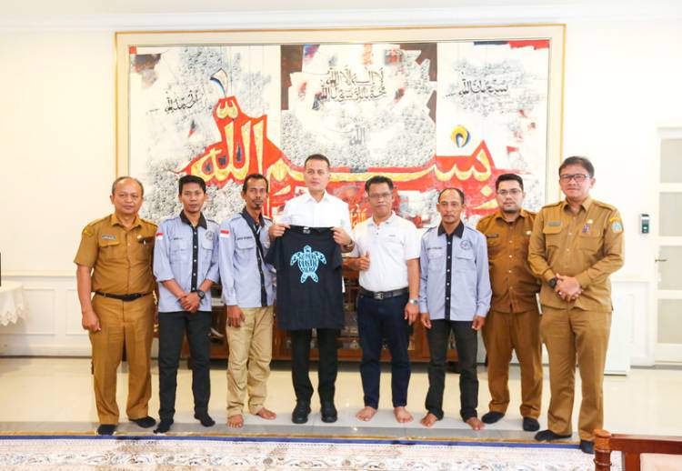  Lepas Ribuan Tukik ke Laut, Ijeck Puji Kelompok Konservasi Penyu Pantai Binasi