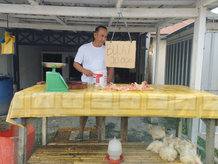 Purnawirawan Polisi Memenuhi Kebutuhan Hidupnya Berjualan Ayam Potong di Bulan Suci Ramadhan 1444 H