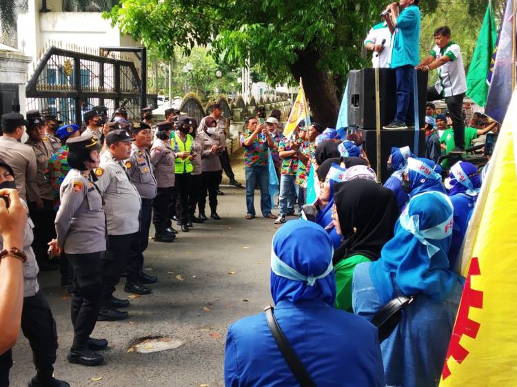 Polrestabes Medan Kawal Aksi Unjuk Rasa Masa Gabungan DPD SPSI di DPRD Sumut