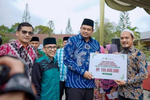 Walikota Medan Serahkan Zakat untuk Kaum Dhuafa di SMP Negeri 23 Medan
