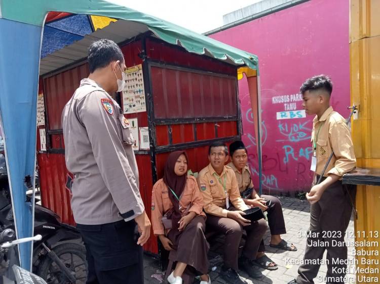 Bhabinkamtibmas Polsek Medan Baru Sampaikan Pesan Kamtibmas kepada Anak Sekolah yang Sedang Nongkrong