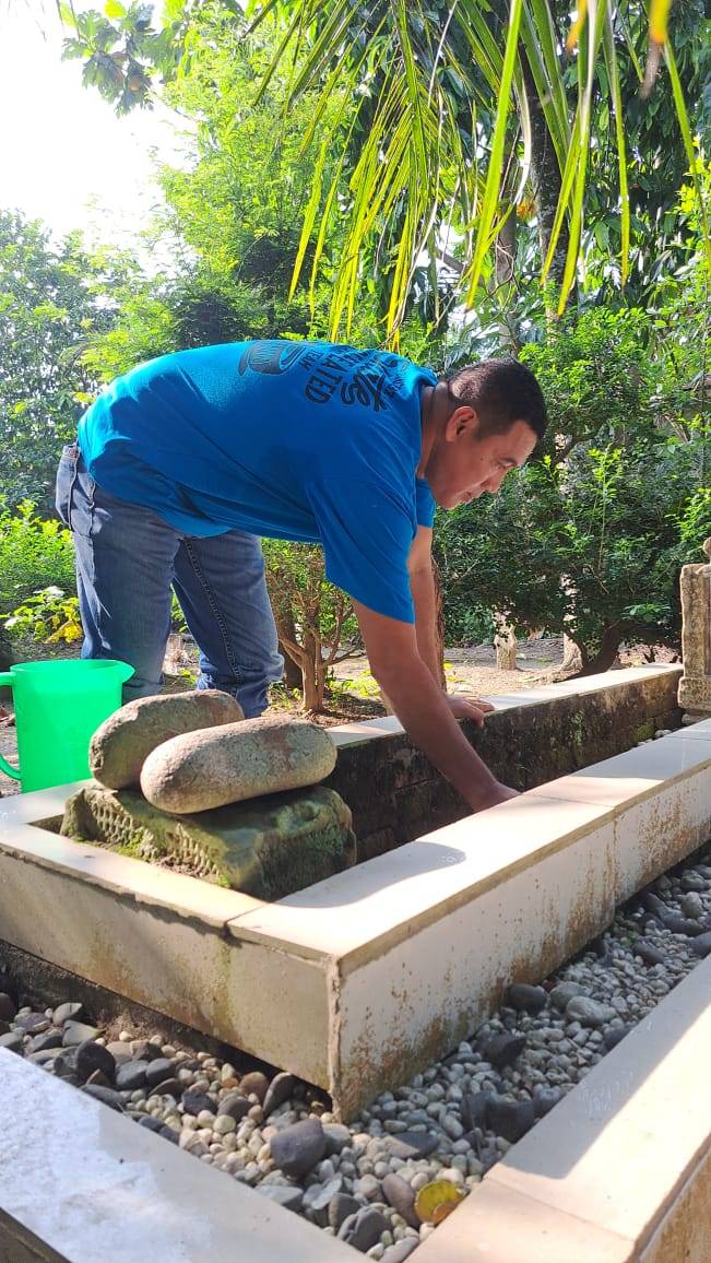 Pamitan Pindah Tugas, Kompol Pardamean Hutahaean Sambangi Rumah  Orang Tua Angkatnya di Jalan Kelambir V