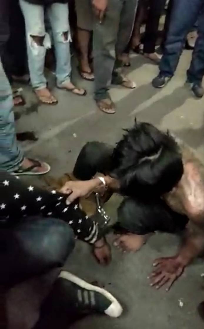 Dua Begal Handphone Wanita Terkapar Dihajar Massa