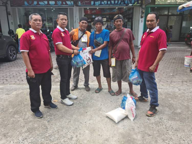 Jumat Barokah Ramadan, Ketua Pewarta Berikan Sembako kepada Juru Parkir dan Petugas Jaga Malam