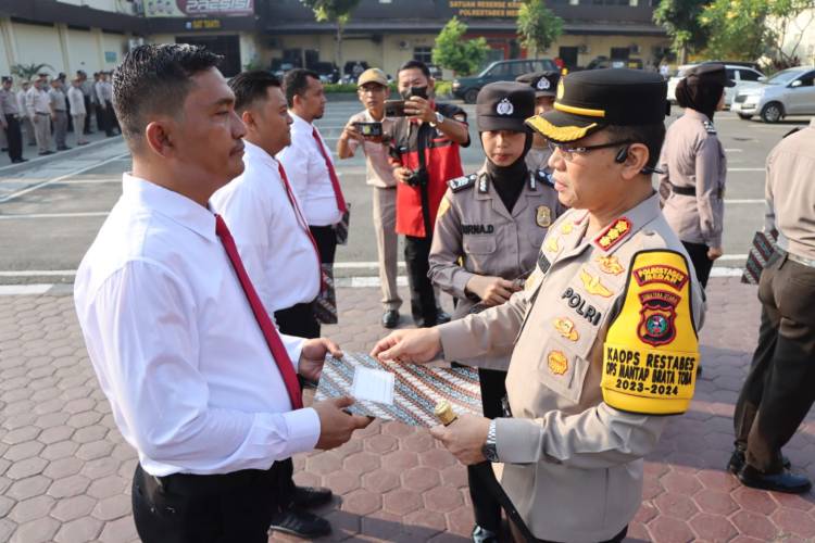 Kapolrestabes Medan Berikan Penghargaan Kepada 26 Personel  Berprestasi