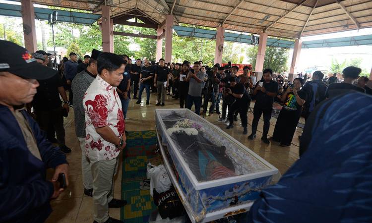 Melayat Mendiang Irwan Ginting, Pj Gubernur Sumut Sampaikan Duka yang Mendalam