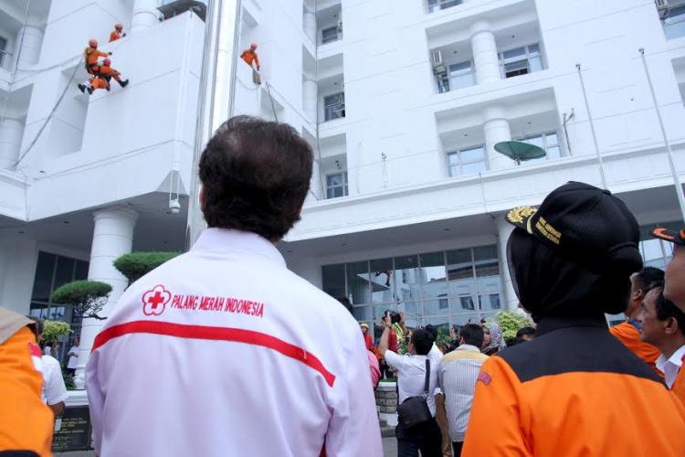 Tim SAR Berhasil Selamatkan Korban Kebakaran dari Lantai 3 Kantor Gubsu