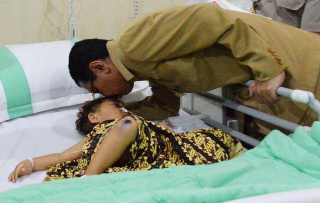 Gubsu Cium Kening Kinara, Minta Pelaku Pembunuhan Satu Keluarga di Mabar Dihukum Berat