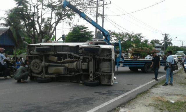 Diduga Pengemudi Ngantuk, Mobil Boks Pengangkut Bumbu Instan Terbalik di Binjai