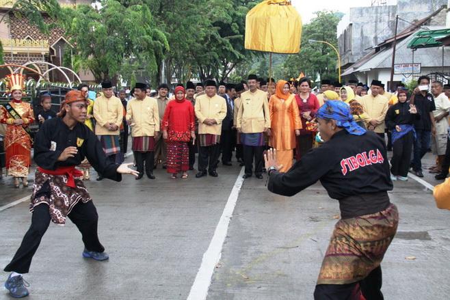 Hadiri HUT Kota Sibolga, Gubernur Sumut  Disambut Galombang Duo Baleh