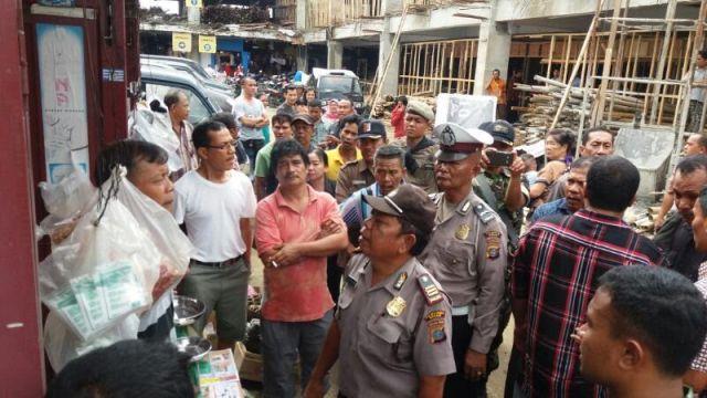 Polsek Delitua Amankan Pembongkaran Dua Kios di Pasar Titi Kuning