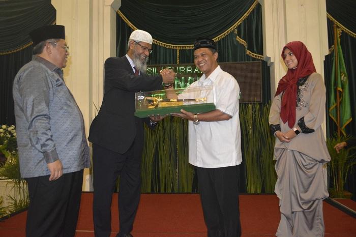 Zakir Naik Adalah Pedangnya Umat Islam