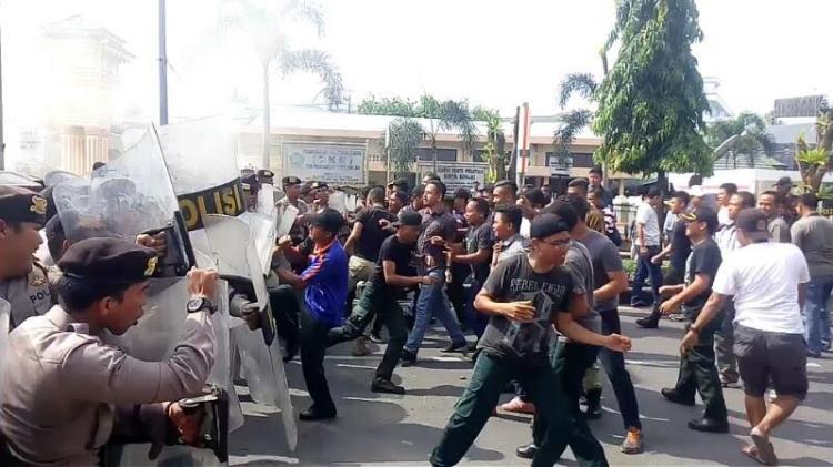 Ratusan Massa Baku Hantam dengan Brimob dan Polisi di Depan Kantor Walikota Binjai