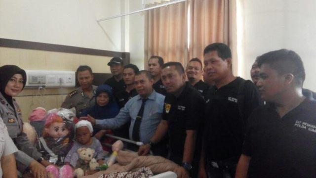 Senyum Bocah yang Selamat dari Pembunuhan Sadis di Mabar Saat Dapat Hadiah Boneka Polwan 