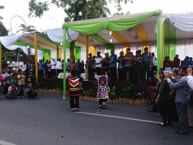 Gubsu Lepas Karnaval Mobil Hias dan Jalan Kaki Hut Pemprovsu ke-69