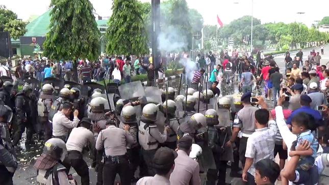 Simulasi, Aksi Unjukrasa Pedagang Ricuh Dibubarkan Paksa