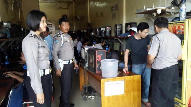 Antisipasi Pelajar Bolos Sekolah, Polsek Medan Baru Pasang Ratusan Stiker di Warnet