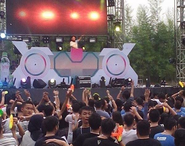 Personil Polsek Delitua Lakukan Pengamanan Festifal Water dan Musik di Royal Sumatera