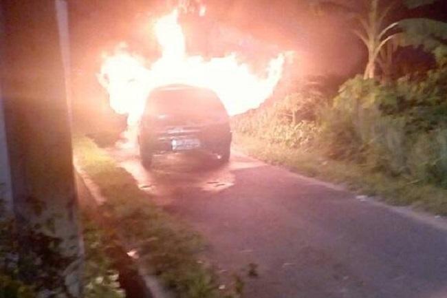 Diduga Korsleting Listrik, Sebuah Mobil Terbakar di Jalan Kenangan Binjai