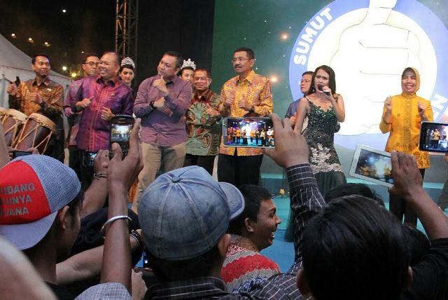 Gubsu Ikut Bernyanyi di Malam Pesta Rakyat Hari Jadi 69 Sumut
