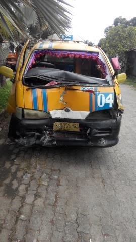 Kontainer Tabrak 2 Angkot di Simpang Marindal, 9 Orang Dilarikan ke RS