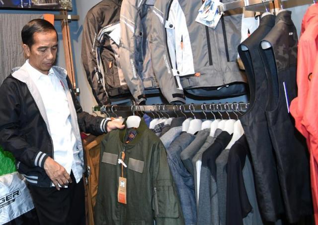 Sempatkan Belanja di Mal, Presiden Jokowi: Sekalian Untuk Cek Harga dan Pertumbuhan Ekonomi