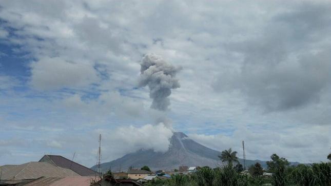 Gunung Sinabung Kembali Erupsi, Semburan Abu Mencapai 2 Kilometer