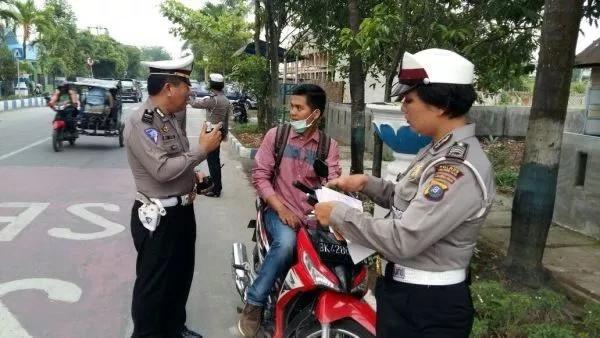 Satlantas Polres Deli Serdang Terapkan Tilang Bagi Pengendara Tak Pakai Helm dan Spion di Jalan Kota