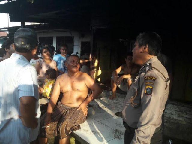 Polsek Delitua Lakukan Pemadaman Rumah Ginting di Perumnas Simalingkar yang Terbakar