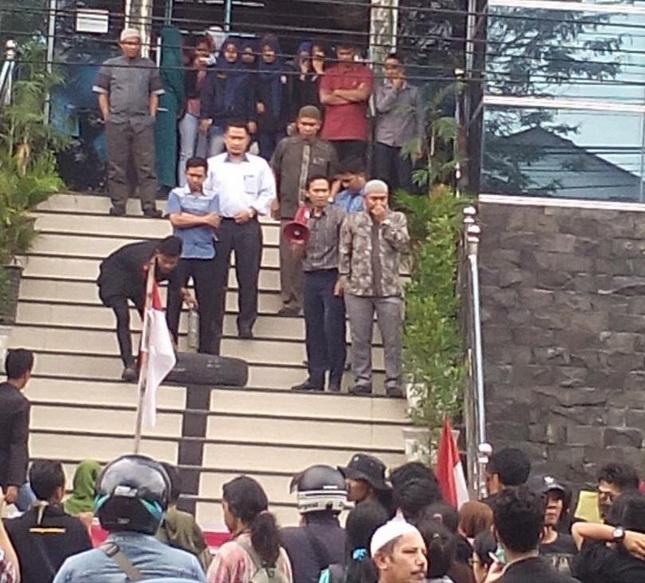 Mahasiswa STMIK Triguna Darma Aksi Kritisi Kebijakan Kampus