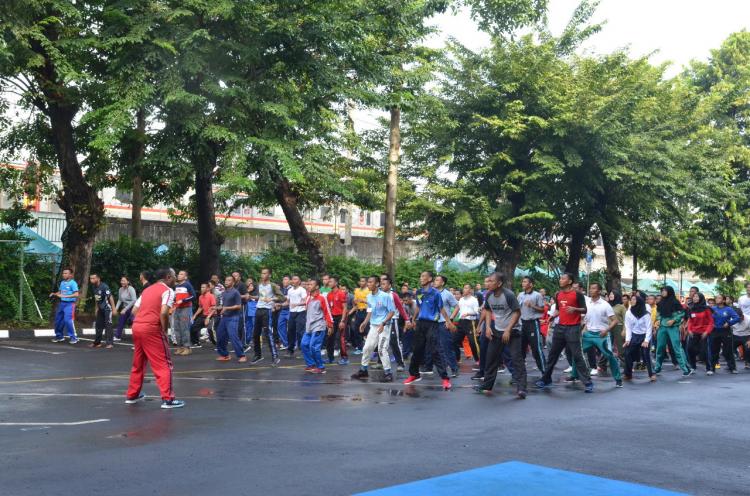 Bentuk Rasa Kekeluargaan, CPNS dan Pegawai Bakamla RI Olah Raga Bersama 